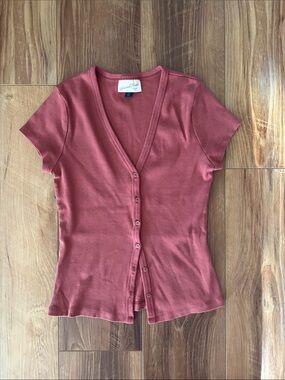 5/$25🌼 Universal Thread mauve V-neck ribbed button down size small